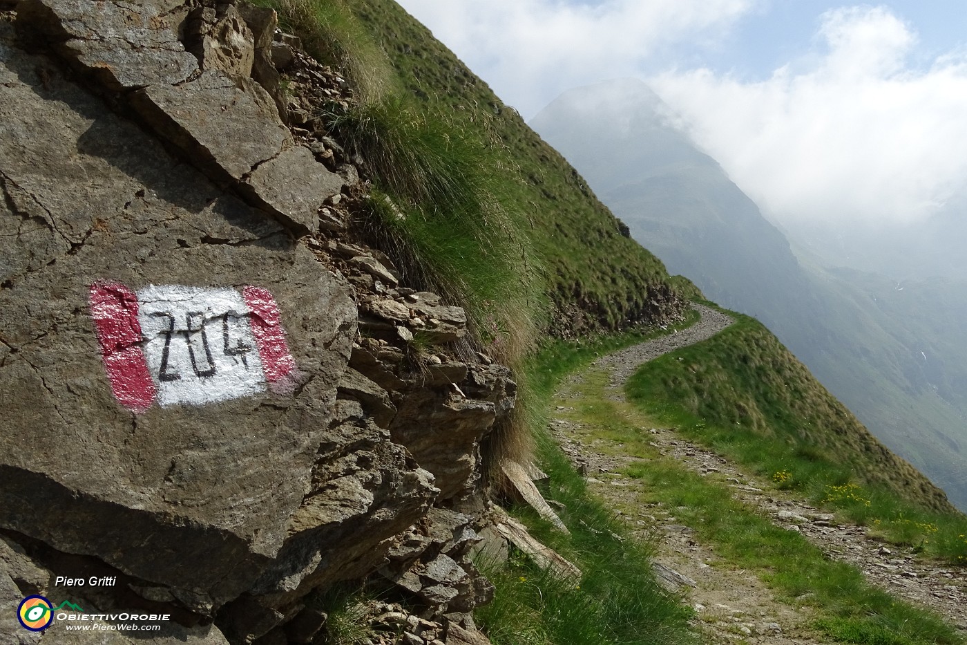 17 Al Rif. Montebello prendo il sentiero 204 per Lago Moro e Corno Stella.JPG